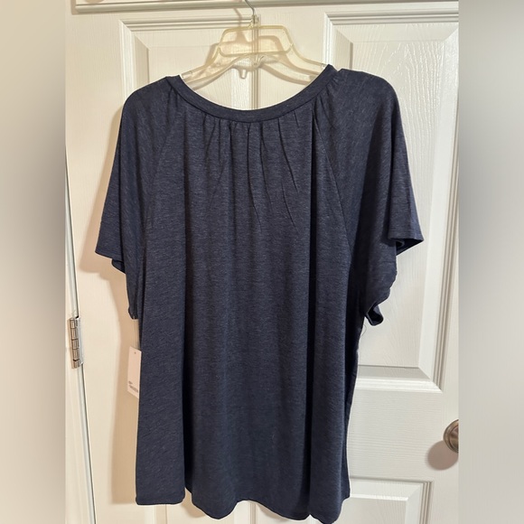 Woman’s short sleeve shirt - Picture 2 of 5